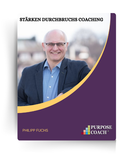 Portrait von Philipp Fuchs, Gründer von PurposeCoach®, lächelnd vor unscharfem Hintergrund, auf dem Cover des Stärken Durchbruchs Coaching Programms. Die grafische Gestaltung umfasst ein abstraktes lila und gelbes Design, das Dynamik und Kreativität symbolisiert, mit dem PurposeCoach®-Logo unten rechts.